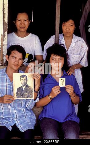 Filippine, Luzon; famiglia dei rifugiati dal Vietnam. Bambini di madri vietnamite e padri americani che mostrano una foto del loro padre. Foto Stock