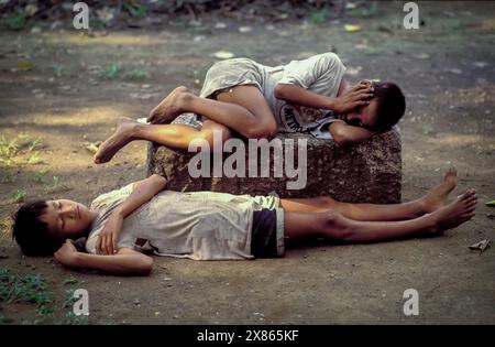 Filippine, Manila; i ragazzi senzatetto dormono fuori nel parco Rizal. Foto Stock