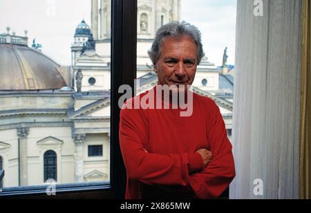 Maurice Jarre, Französischer Komponist, vor allem für Filmmusik, bei einem Besuch vor dem Französischen Dom und dem Schauspielhaus auf dem Gendarmenmarkt in Berlin, Deutschland 1996. Foto Stock