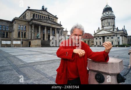 Maurice Jarre, Französischer Komponist, vor allem für Filmmusik, bei einem Besuch vor dem Französischen Dom und dem Schauspielhaus auf dem Gendarmenmarkt in Berlin, Deutschland 1996. Foto Stock