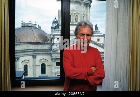 Maurice Jarre, Französischer Komponist, vor allem für Filmmusik, bei einem Besuch vor dem Französischen Dom und dem Schauspielhaus auf dem Gendarmenmarkt in Berlin, Deutschland 1996. Foto Stock