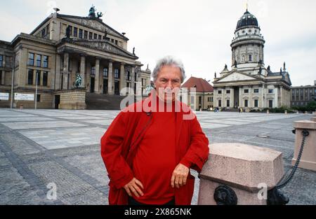 Maurice Jarre, Französischer Komponist, vor allem für Filmmusik, bei einem Besuch vor dem Französischen Dom und dem Schauspielhaus auf dem Gendarmenmarkt in Berlin, Deutschland 1996. Foto Stock