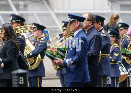 Londra Whitehall 23 maggio 2024 una banda militare e un plotone di soldati della forza di pace delle Nazioni Unite marciano lungo Whitehall per commemorare la giornata Internazionale dei pacificatori delle Nazioni Unite BridgetCatterall/AlamyLiveNews Foto Stock