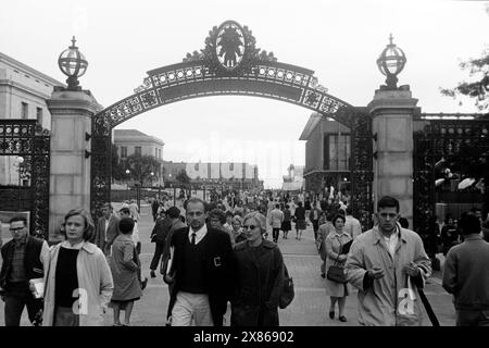 Studierende der University of California a Berkeley auf dem Weg zu ihren Kursen und Vorlesungen, im Hintergrund das Sather Gate, 1962. Studenti dell'Università della California a Berkeley, in viaggio per lezioni e lezioni, Sather Gate in the background, 1962. Foto Stock