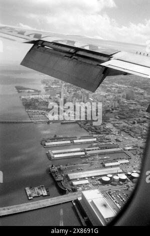 Blick auf den Hafen von Miami und die Skyline aus dem Fenster einer Pan am Maschine, Florida 1966. Vista del porto di Miami e dello skyline dalla finestra di un aereo Pan Am, Florida 1966. Foto Stock