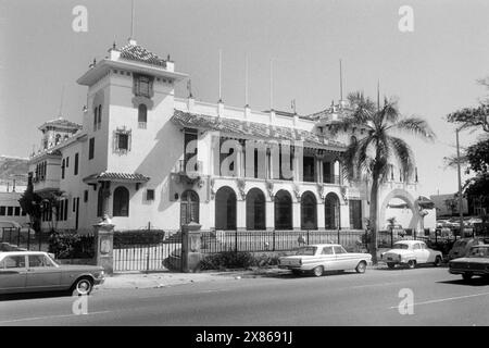 Die Casa de Espana, das Hauptquartier einer Gesellschaft, Die sich um die Belange und das Sozialleben derer bemüht, Die spanischer Abstammung sind, an der Avenida de la Constitución a San Juan, Porto Rico 1966. La Casa de Espana, la sede di una società che si occupa dei bisogni e della vita sociale di quelli di origine spagnola, in Avenida de la Constitución a San Juan, Porto Rico 1966. Foto Stock