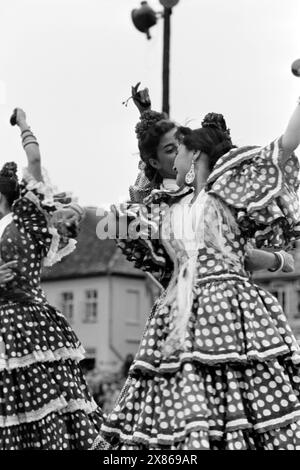 Spanische Tänzerinnen bei der Trachtenwoche in Neustadt in Schleswig-Holstein, heutzutage Europäisches Folklore Festival, das ehrenamtlich organisiert wird und zu Beginn der friedlichen Völkerverständigung dienen sollte, 1954. Ballerini spagnoli alla tradizionale settimana del Costume a Neustadt nello Schleswig-Holstein, ora il Festival europeo del Folklore, che è organizzato su base volontaria e inizialmente era destinato a promuovere la comprensione pacifica tra i popoli, 1954. Foto Stock