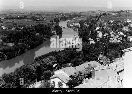 Blick von der Kathedrale auf den Fluss Orb, an dessen Ufer die alte Mühle von Beziers steht, Frankreich 1957. Vista dalla cattedrale al fiume Orb, sulle cui rive si erge il Vecchio Mulino di Beziers, Francia 1957. Foto Stock