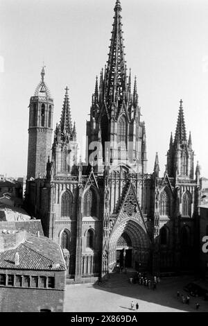 Blick auf die Vorderfront der Kathedrale von Barcelona, 1957. Vista del fronte della Cattedrale di Barcellona, 1957. Foto Stock