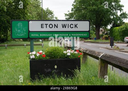 Eton Wick, Regno Unito. 23 maggio 2024. I residenti di Eton Wick, Windsor, Berkshire, che vivono vicino a Roundmoor Ditch sono sempre più preoccupati per i livelli di acqua alluvionale. Le inondazioni hanno iniziato a infiltrarsi in alcuni giardini del villaggio. L'acqua del Tamigi può essere scaricata nel Roundmoor Ditch durante i periodi di forte pioggia e in numerose occasioni durante quest'anno si è verificata una vile puzza di acque reflue provenienti dal torrente, che all'inizio di quest'anno era pieno di funghi marini. I residenti, i consiglieri locali e gli ambientalisti chiedono all'Agenzia per l'ambiente e al Tamigi Water di prendere il sopravvento Foto Stock