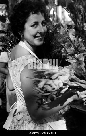 Porträt einer Blumenverkäuferin auf der Rambla im Zentrum von Barcelona, Spanien 1957. Ritratto di un venditore di fiori sulla Rambla nel centro di Barcellona, Spagna 1957. Foto Stock