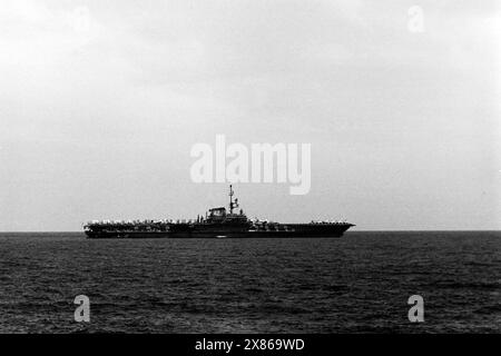 Der Flugzeugträger CVA-42 der US Navy, auch USS Franklin D Roosevelt verbrachte den größten Teil Seiner Dienstzeit im Mittlemeer, hier vor Barcelona, Spanien 1957. La portaerei della US Navy CVA-42, nota anche come USS Franklin D Roosevelt, trascorse la maggior parte del suo servizio nel Mediterraneo, qui al largo di Barcellona, in Spagna nel 1957. Foto Stock