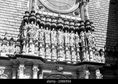 Heiligenfiguren der Bildhauer Venancio und Agapito Vallmitjana an der Hauptfassade der Basilika von Montserrat, gestaltet und erbaut von Francisco de Paula del Villar y Carmona 1901, Katalonien 1957. Figure di santi degli scultori Venancio e Agapito Vallmitjana sulla facciata principale della Basilica di Montserrat, progettata e costruita da Francisco de Paula del Villar y Carmona nel 1901, Catalogna 1957. Foto Stock