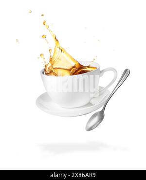 Tazza di caffè, piattino e cucchiaio in aria su sfondo bianco Foto Stock