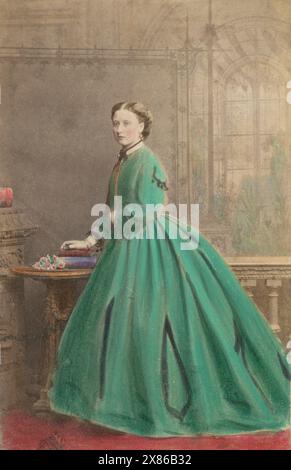 Antica carta di visite fotografica colorata a mano c1866, Principessa Luisa, Duchessa di Argyll (1848-1939). Era la sesta figlia femmina e quarta figlia della regina Vittoria e del principe Alberto. FONTE: CDV ORIGINALE Foto Stock