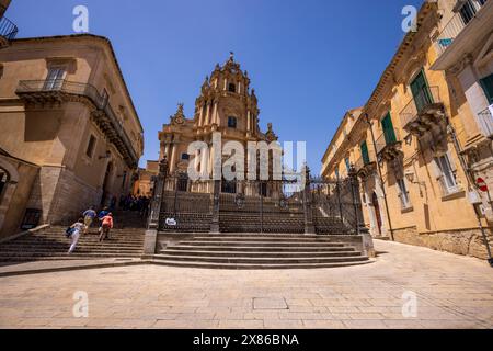 I gradini della chiesa barocca di San Giorgio a Ragusa Ibla, Sicilia Foto Stock