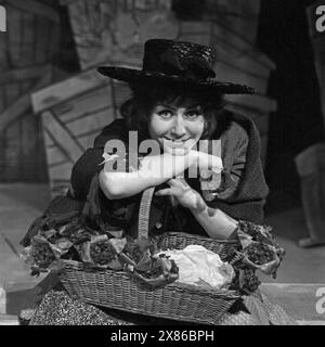 My Fair Lady, Musical, Hamburger Operettenhaus, Deutschland 1963, Regie: Jürgen Wölffer, Darstellerin Karin Hübner Spielt auch in der Hamburger Inszenierung die Rolle der Eliza Doolittle Foto Stock