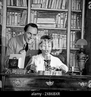 My Fair Lady, Musical, Gastspiel im Deutschen Theater in München, Deutschland 1962, Regie: Wolfgang Spier, Darsteller: Wolfgang Lukschy als Professor Higgins, Sonja Ziemann als Eliza Doolittle Foto Stock