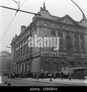 My Fair Lady, Musical, Deutschland 1961, Regie: Sven Aage Larsen, Bild: Warteschlange der Zuschauer vor dem historischen Gebäude des Theater des Westens a Berlino, dort findet die deutsche Erstaufführung des Musical My Fair Lady statt. Foto Stock