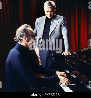 Der Österreichische pianista Alfred Brendel und Bariton Dietrich Fischer-Dieskau, spielen und singen in der ZDF Musiksendung: Oh, wie so trügerisch, 1979. Foto Stock