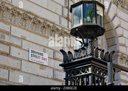 Downing Street Whitehall London vecchia lampada arrugginita in cima ai cancelli di ferro a guardia della strada Foto Stock