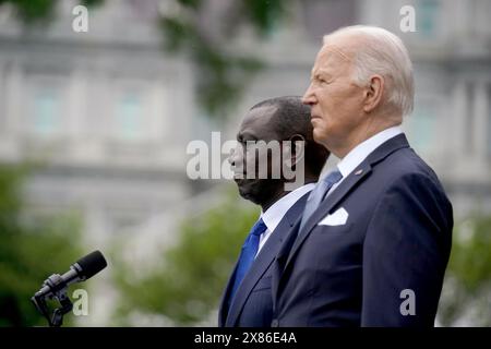 Washington DC, Stati Uniti. 23 maggio 2024. William Ruto, presidente del Kenya, ha lasciato il paese, e il presidente degli Stati Uniti Joe Biden hanno partecipato ad una cerimonia di arrivo durante una visita di stato sul South Lawn della Casa Bianca a Washington, DC, giovedì 23 maggio 2024. Un presidente americano sta ospitando una visita di stato per un leader africano per la prima volta in 16 anni, mentre la più grande economia del mondo lotta per costruire influenza su un continente che stringe relazioni più strette oltre i principali concorrenti di Washington, Cina e Russia. Foto di al Drago/UPI credito: UPI/Alamy Live News Foto Stock