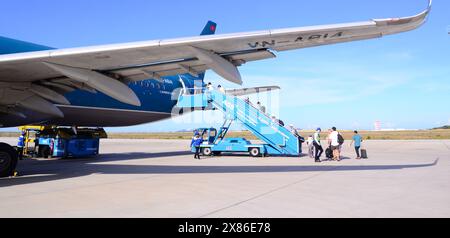 Imbarco dei passeggeri, tramite le scale di imbarco, un Airbus A321 Vietnam Airlines presso l'aeroporto internazionale Cam Ranh, IATA: CXR, vicino a Nha Trang, Vietnam Foto Stock