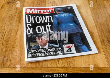 23 maggio 2024. Il titolo Daily Mirror recita Drown & Out, mentre Rishi Sunak si trova sotto la pioggia per annunciare la data delle elezioni generali; si terrà il 4 luglio 2024. Foto Stock