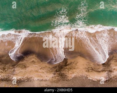 Spiaggia sabbiosa sulla costa del Mar Nero a Pomorie, regione di Burgas, Bulgaria Foto Stock