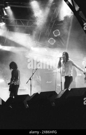 PRIMAL SCREAM, SCREAMADELICA TOUR, GLASTONBURY 92: Bobbie Gillespie cantante e Andrew Innes chitarrista con Primal Scream headline il secondo Stage con il loro album Screamadelica al Glastonbury Festival, Pilton Farm, Somerset, Inghilterra, 27 giugno 1992. Foto: ROB WATKINS Foto Stock