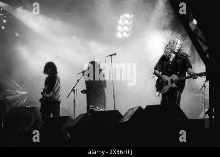 PRIMAL SCREAM, SCREAMADELICA TOUR, GLASTONBURY 92: L-R Andrew Innes chitarrista, Denise Johnson cantante di supporto e Robert Young chitarrista con la band scozzese Primal Scream headline The Second Stage con il loro album Screamadelica al Glastonbury Festival, Pilton Farm, Somerset, Inghilterra, 27 giugno 1992. Foto: ROB WATKINS Foto Stock