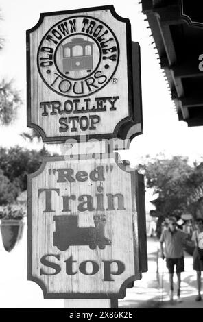 Insegna Old Town Trolley Tours su St. George Street a St. Augustine, Florida, Stati Uniti. Foto Stock