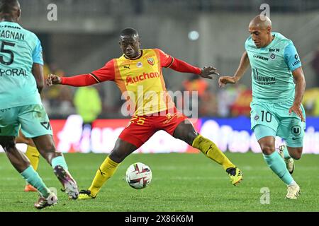 Nampalys Mendy (26) di RC Lens e Wahbi Khazri (10) di Montpellier nella foto durante la partita 34 della Ligue 1 Uber Eats nella stagione 2023-2024 tra Racing Club de Lens e Montpellier Herault Sport Club il 19 maggio 2024 a Lens, Francia. (Foto di David Catry / Sportpix ) Foto Stock