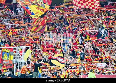 Lens, Francia. 19 maggio 2024. Tifosi e tifosi di Lens nella foto durante la partita 34 della Ligue 1 Uber Eats nella stagione 2023-2024 tra Racing Club de Lens e Montpellier Herault Sport Club il 19 maggio 2024 a Lens, Francia. (Foto di David Catry/Sportpix ) credito: Sportpix/Alamy Live News Foto Stock