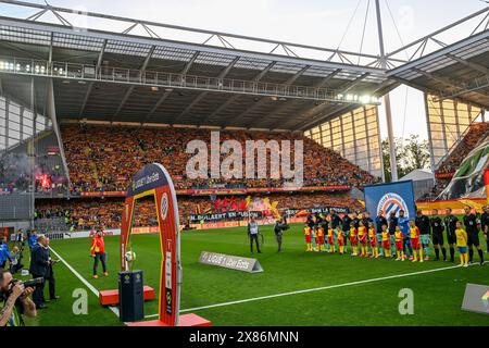 Lens, Francia. 19 maggio 2024. Tifosi e tifosi di Lens con un tifo durante la partita 34 della Ligue 1 Uber Eats nella stagione 2023-2024 tra Racing Club de Lens e Montpellier Herault Sport Club il 19 maggio 2024 a Lens, Francia. (Foto di David Catry/Sportpix ) credito: Sportpix/Alamy Live News Foto Stock
