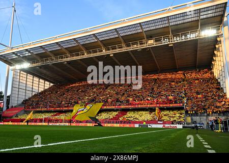 Lens, Francia. 19 maggio 2024. Tifosi e tifosi di Lens con un tifo durante la partita 34 della Ligue 1 Uber Eats nella stagione 2023-2024 tra Racing Club de Lens e Montpellier Herault Sport Club il 19 maggio 2024 a Lens, Francia. (Foto di David Catry/Sportpix ) credito: Sportpix/Alamy Live News Foto Stock