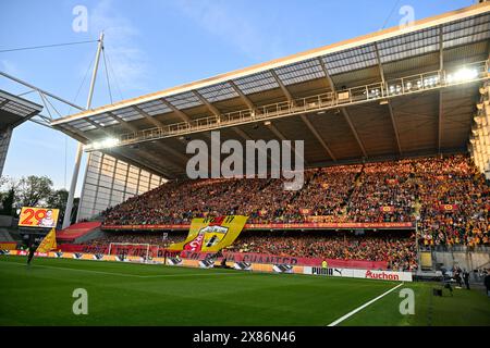 Lens, Francia. 19 maggio 2024. Tifosi e tifosi di Lens con un tifo durante la partita 34 della Ligue 1 Uber Eats nella stagione 2023-2024 tra Racing Club de Lens e Montpellier Herault Sport Club il 19 maggio 2024 a Lens, Francia. (Foto di David Catry/Sportpix ) credito: Sportpix/Alamy Live News Foto Stock