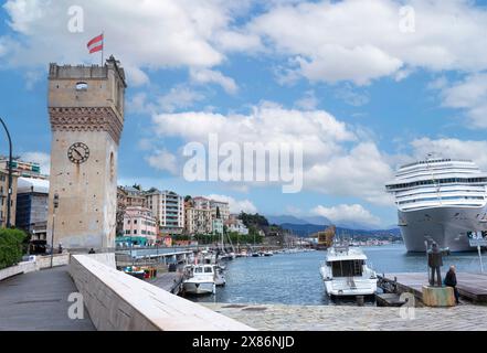 Savona, Liturgia, Italia. La nave da crociera attraccata nel porto e la famosa Torre Leon Pancaldo del XIV secolo sulla sinistra. Foto Stock