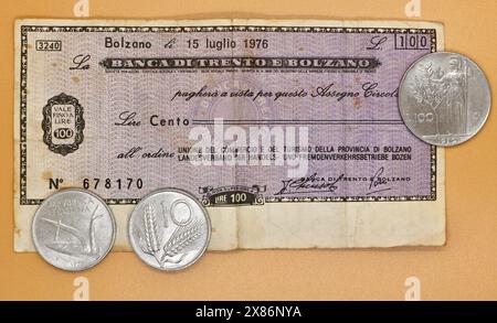 Foto pre euro Italian Banca de Trento Bolzano 100 lire banconota da 10 lire e 100 lire monete degli anni '1970 Foto Stock