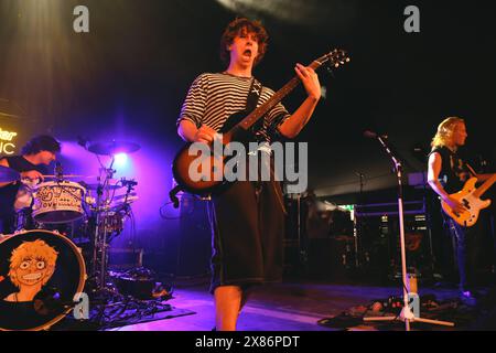 TGE Deep End Stage, Brighton, City of Brighton & Hove, East Sussex, Regno Unito. Noahfinnce, alias Noah Adams al Deep End Stage, TGE Beach, Brighton al Great Escape Festival 2024. Nonostante un boicottaggio dell'evento da parte di un gran numero di artisti attraverso i collegamenti tra TGE e Barclays (che sono coinvolti nel commercio di armi con Israele). 17 maggio 2024. David Smith/Alamy News Foto Stock