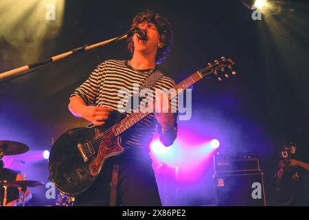 TGE Deep End Stage, Brighton, City of Brighton & Hove, East Sussex, Regno Unito. Noahfinnce, alias Noah Adams al Deep End Stage, TGE Beach, Brighton al Great Escape Festival 2024. Nonostante un boicottaggio dell'evento da parte di un gran numero di artisti attraverso i collegamenti tra TGE e Barclays (che sono coinvolti nel commercio di armi con Israele). 17 maggio 2024. David Smith/Alamy News Foto Stock