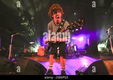 TGE Deep End Stage, Brighton, City of Brighton & Hove, East Sussex, Regno Unito. Noahfinnce, alias Noah Adams al Deep End Stage, TGE Beach, Brighton al Great Escape Festival 2024. Nonostante un boicottaggio dell'evento da parte di un gran numero di artisti attraverso i collegamenti tra TGE e Barclays (che sono coinvolti nel commercio di armi con Israele). 17 maggio 2024. David Smith/Alamy News Foto Stock