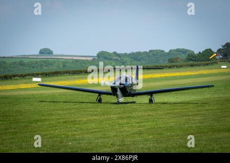 Aerei leggeri Piper Turbo Cherokee Arrow IV, G-DAAZ, presso l'aeroporto di Compton Abbas nel Dorset, Inghilterra Foto Stock