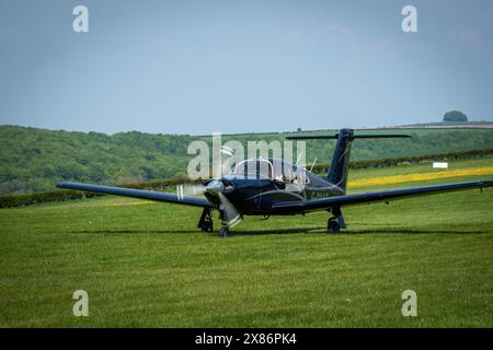 Aerei leggeri Piper Turbo Cherokee Arrow IV, G-DAAZ, presso l'aeroporto di Compton Abbas nel Dorset, Inghilterra Foto Stock