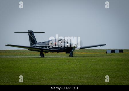 Aerei leggeri Piper Turbo Cherokee Arrow IV, G-DAAZ, presso l'aeroporto di Compton Abbas nel Dorset, Inghilterra Foto Stock