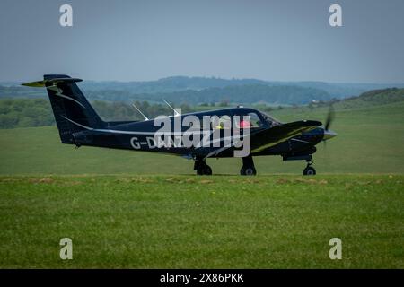 Aerei leggeri Piper Turbo Cherokee Arrow IV, G-DAAZ, presso l'aeroporto di Compton Abbas nel Dorset, Inghilterra Foto Stock