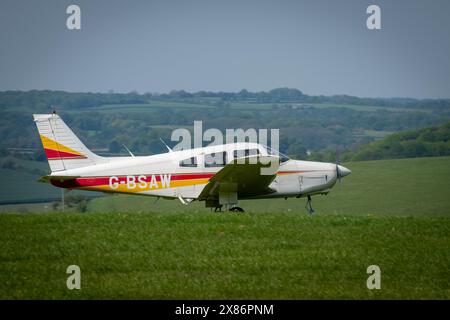 Un aereo leggero Piper Warrior, G-BSAW, presso l'aeroporto di Compton Abbas nel Dorset, in Inghilterra Foto Stock