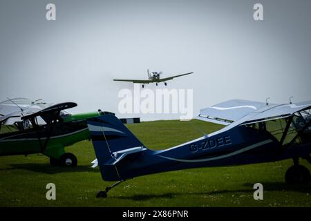 Un aereo leggero Piper Cherokee Warrior, G-BSAW, atterra all'aeroporto di Compton Abbas nel Dorset, in Inghilterra Foto Stock