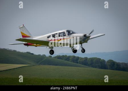 Un aereo leggero Piper Warrior, G-BSAW, presso l'aeroporto di Compton Abbas nel Dorset, in Inghilterra Foto Stock