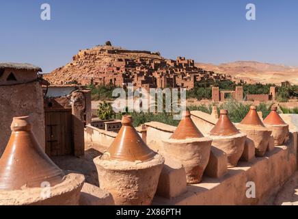 Ait Benhaddou, Marocco - 14 marzo 2024: Veduta del villaggio di terra argillosa di Ait Benhaddou nel sud del Marocco Foto Stock